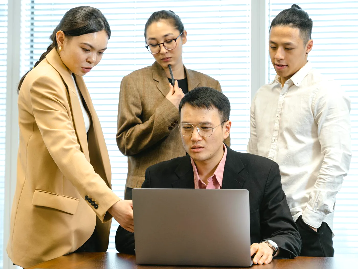 ที่ปรึกษากำลังอธิบายงานให้ลูกค้ารอบโต๊ะประชุม